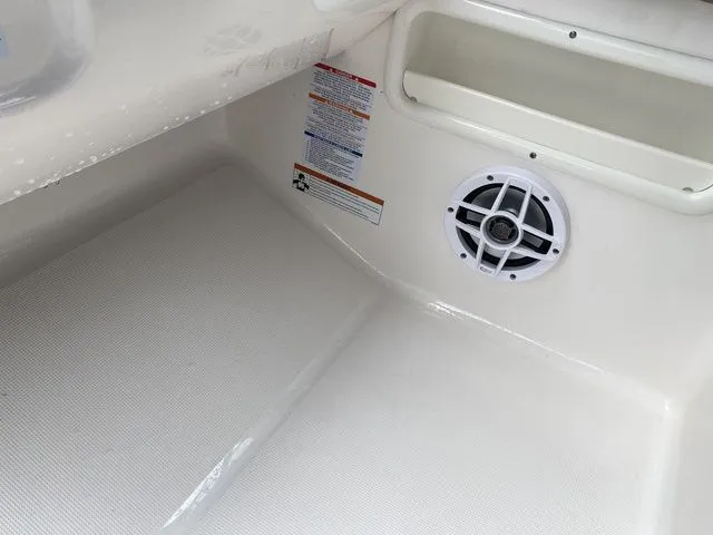 Slide: The Image of Robalo R227 Dual Console 2021 - 26