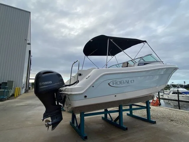 Slide: The Image of Robalo R227 Dual Console 2021 - 3