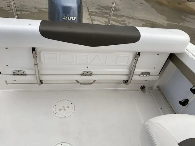 Slide: The Image of Robalo R227 Dual Console 2021 - 31