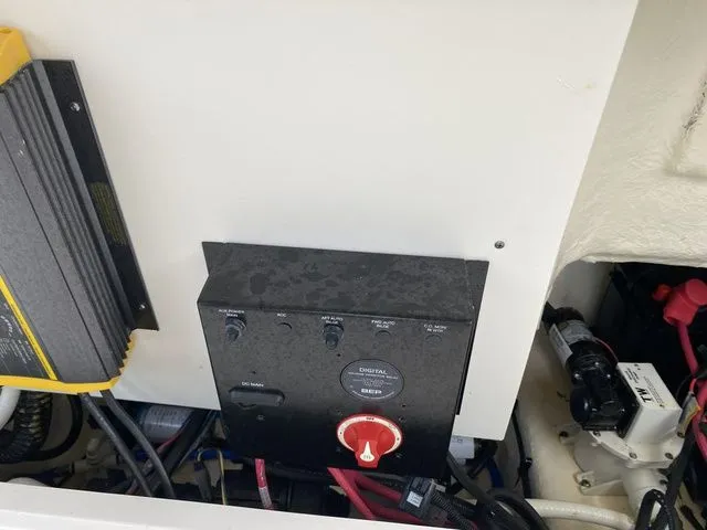 Slide: The Image of Robalo R227 Dual Console 2021 - 33