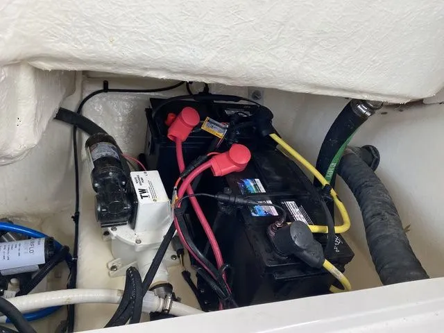 Slide: The Image of Robalo R227 Dual Console 2021 - 34