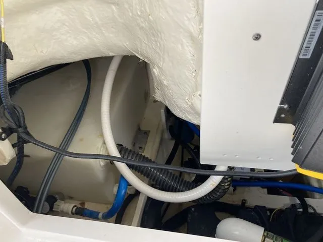 Slide: The Image of Robalo R227 Dual Console 2021 - 35