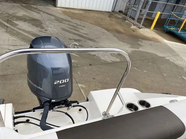 Slide: The Image of Robalo R227 Dual Console 2021 - 37