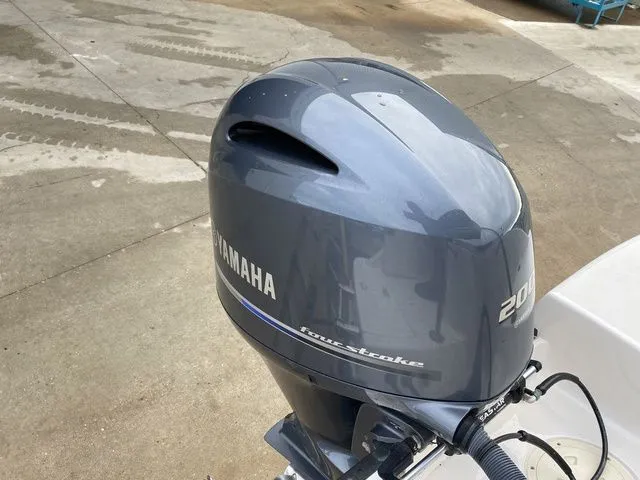 Slide: The Image of Robalo R227 Dual Console 2021 - 38