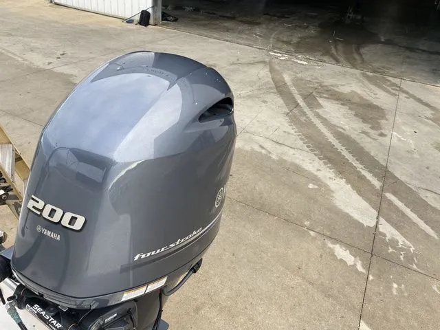 Slide: The Image of Robalo R227 Dual Console 2021 - 39