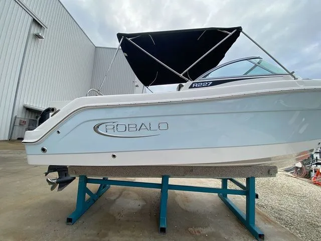 Slide: The Image of Robalo R227 Dual Console 2021 - 4
