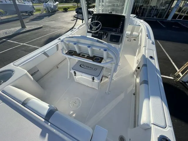 Slide: The Image of Robalo R230 Center Console 2026 - 10