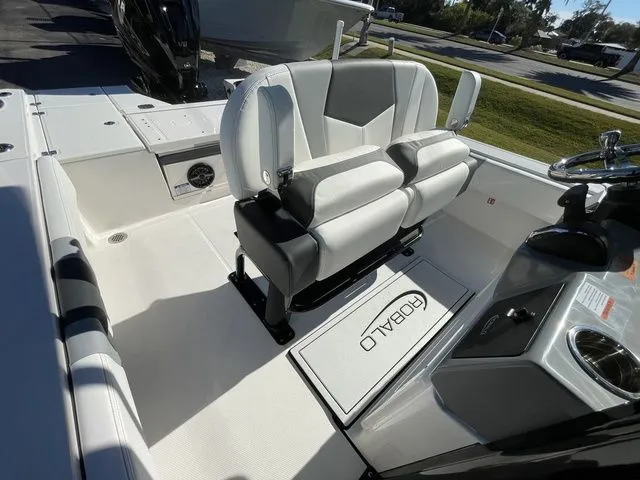 Slide: The Image of Robalo 266 Cayman 2026 - 10
