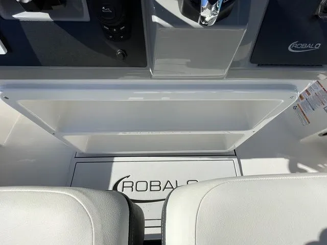 Slide: The Image of Robalo 266 Cayman 2026 - 12
