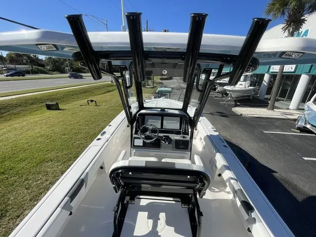 Slide: The Image of Robalo 266 Cayman 2026 - 13