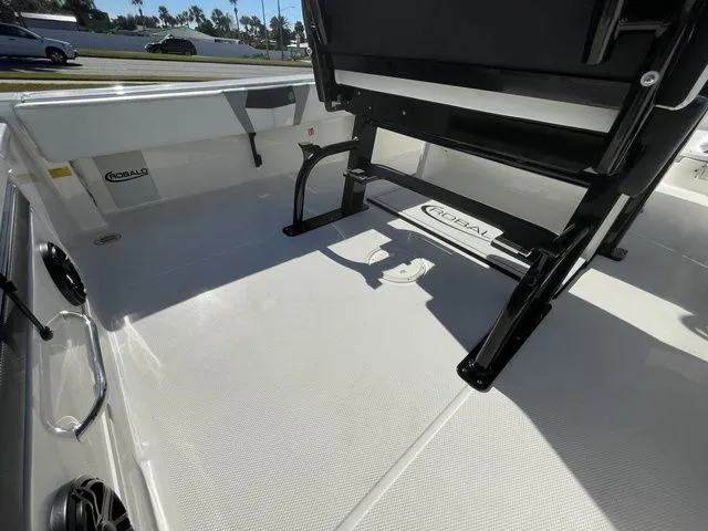 Slide: The Image of Robalo 266 Cayman 2026 - 14