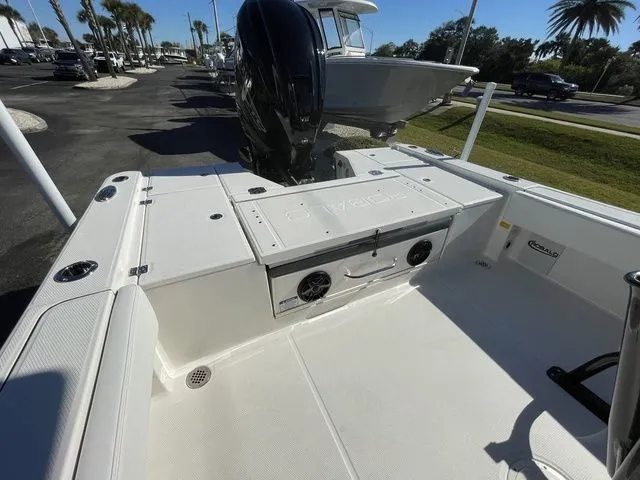 Slide: The Image of Robalo 266 Cayman 2026 - 15