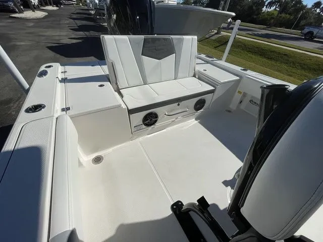 Slide: The Image of Robalo 266 Cayman 2026 - 16