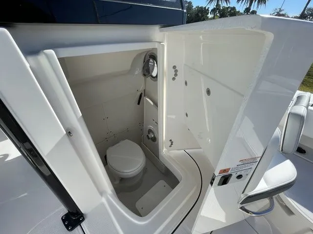 Slide: The Image of Robalo 266 Cayman 2026 - 7