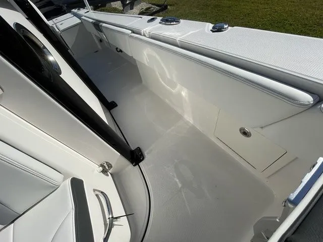 Slide: The Image of Robalo 266 Cayman 2026 - 8