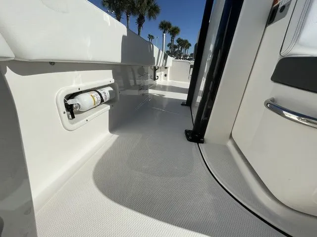 Slide: The Image of Robalo 266 Cayman 2026 - 9