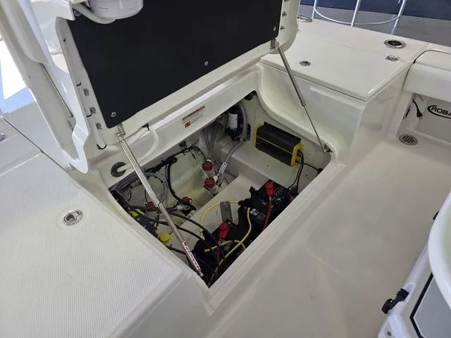 Slide: The Image of Robalo 246 Cayman 2026 - 17