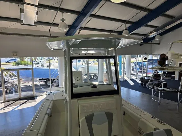 Slide: The Image of Robalo 246 Cayman 2026 - 20