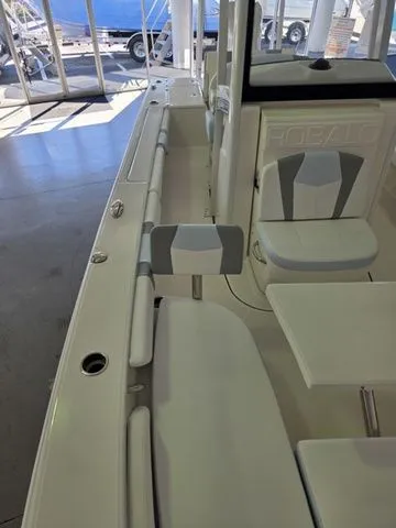 Slide: The Image of Robalo 246 Cayman 2026 - 23