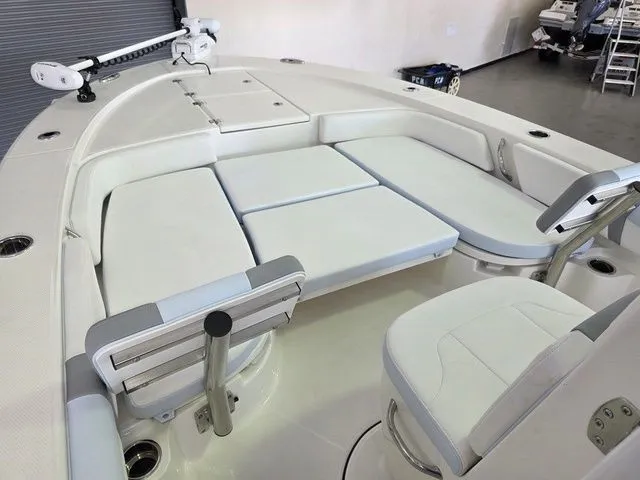 Slide: The Image of Robalo 246 Cayman 2026 - 30