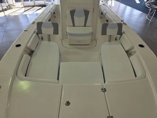 Slide: The Image of Robalo 246 Cayman 2026 - 31