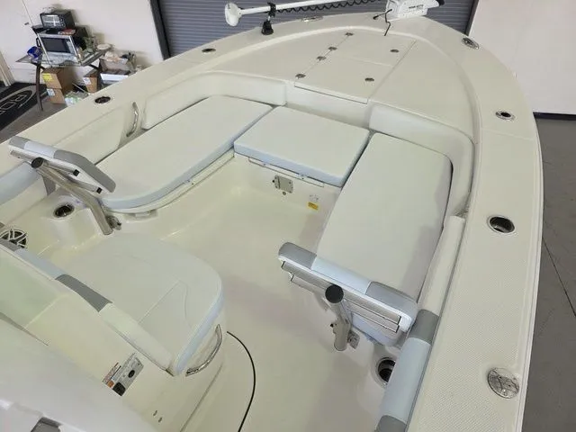 Slide: The Image of Robalo 246 Cayman 2026 - 33