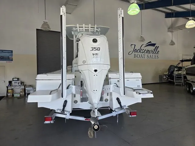 Slide: The Image of Robalo 246 Cayman 2026 - 5