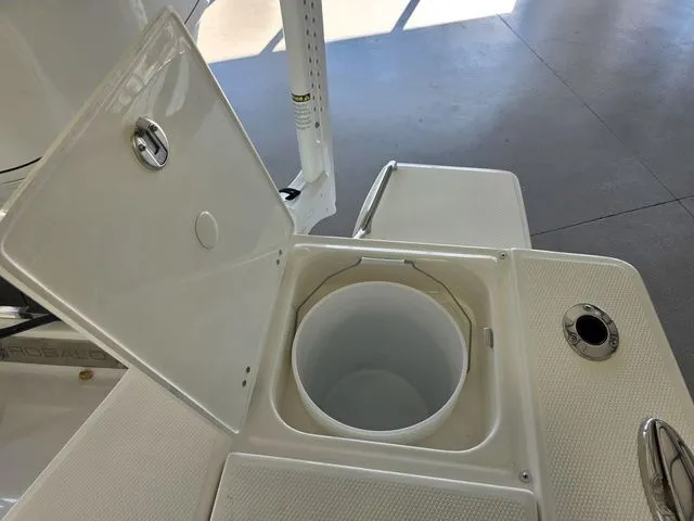 Slide: The Image of Robalo 246 Cayman 2026 - 9