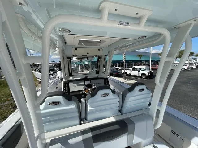 Slide: The Image of Robalo R300 Center Console 2026 - 8