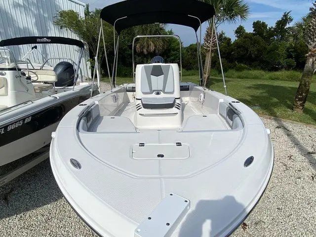 Slide: The Image of Robalo 206 Cayman 2026 - 11