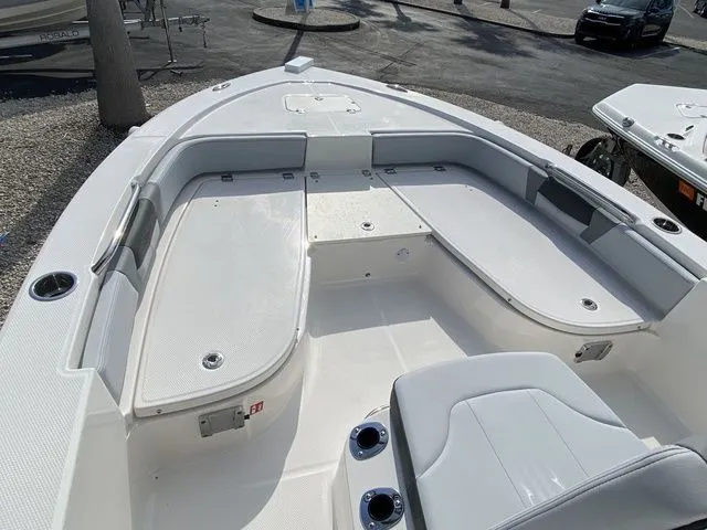 Slide: The Image of Robalo 206 Cayman 2026 - 12