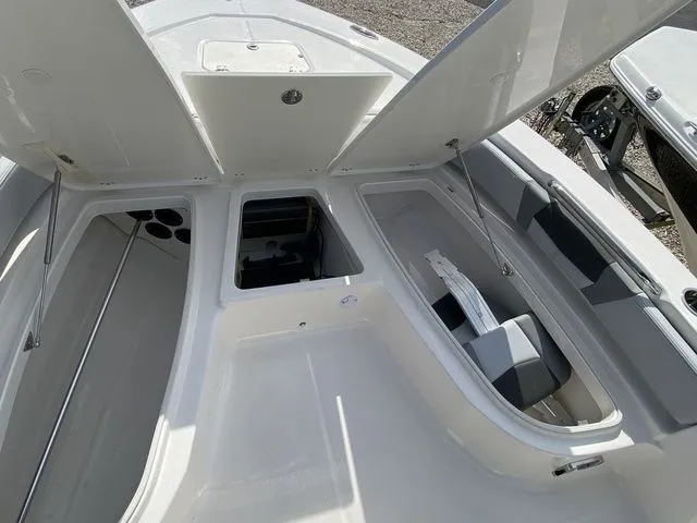 Slide: The Image of Robalo 206 Cayman 2026 - 13