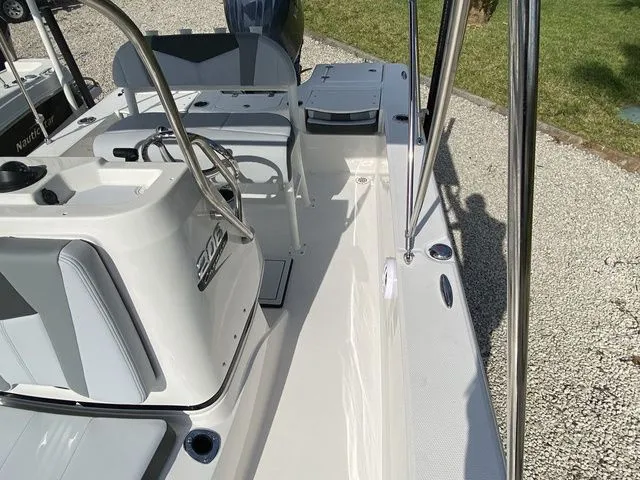 Slide: The Image of Robalo 206 Cayman 2026 - 17