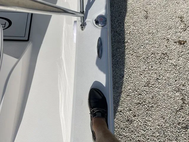 Slide: The Image of Robalo 206 Cayman 2026 - 18