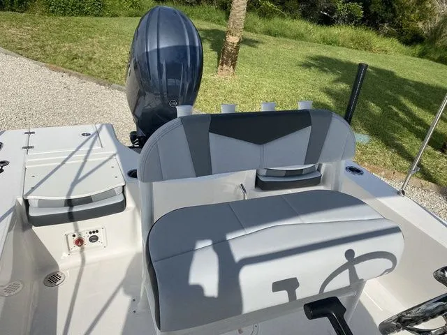 Slide: The Image of Robalo 206 Cayman 2026 - 19