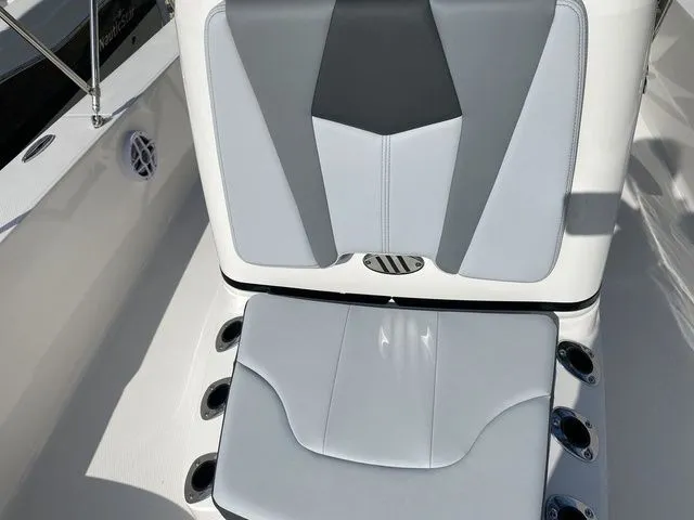 Slide: The Image of Robalo 206 Cayman 2026 - 22