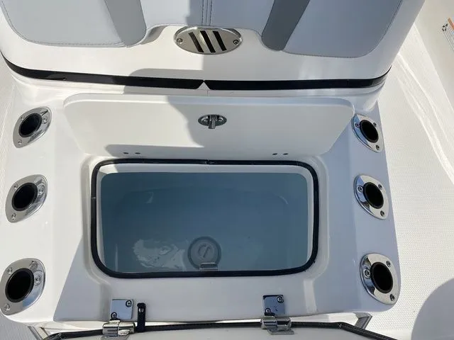 Slide: The Image of Robalo 206 Cayman 2026 - 23