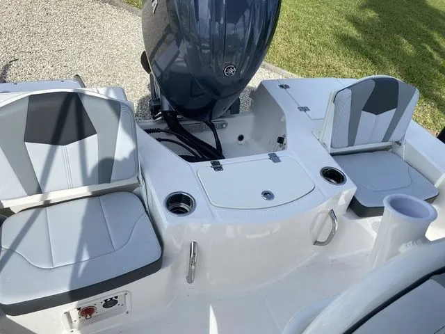 Slide: The Image of Robalo 206 Cayman 2026 - 24