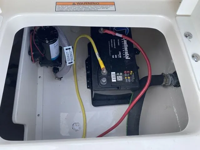 Slide: The Image of Robalo 206 Cayman 2026 - 27