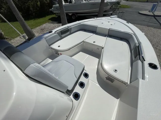 Slide: The Image of Robalo 206 Cayman 2026 - 3