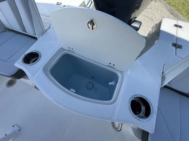 Slide: The Image of Robalo 206 Cayman 2026 - 6