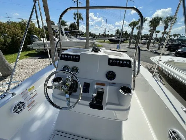 Slide: The Image of Robalo 206 Cayman 2026 - 7