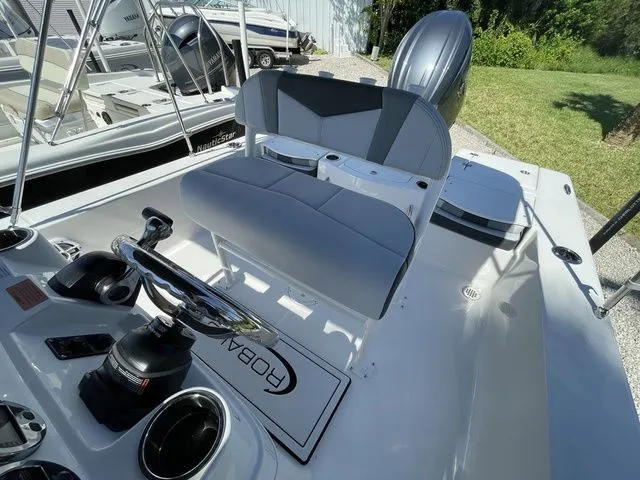 Slide: The Image of Robalo 206 Cayman 2026 - 8