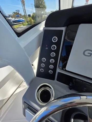 Slide: The Image of Robalo R250 Center Console 2026 - 10
