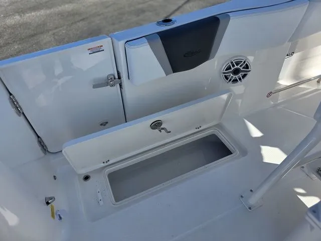 Slide: The Image of Robalo R250 Center Console 2026 - 12