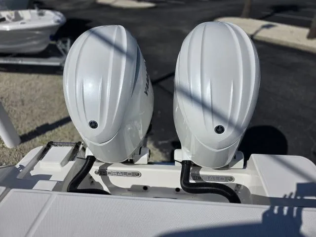 Slide: The Image of Robalo R250 Center Console 2026 - 14