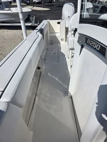 Slide: The Image of Robalo R250 Center Console 2026 - 17