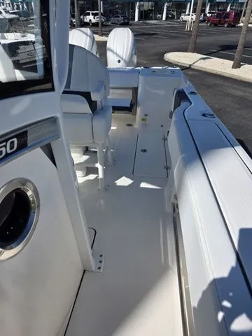 Slide: The Image of Robalo R250 Center Console 2026 - 18