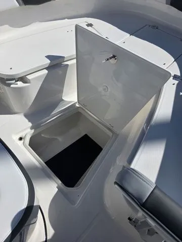 Slide: The Image of Robalo R250 Center Console 2026 - 19