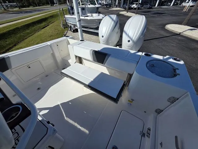 Slide: The Image of Robalo R250 Center Console 2026 - 20